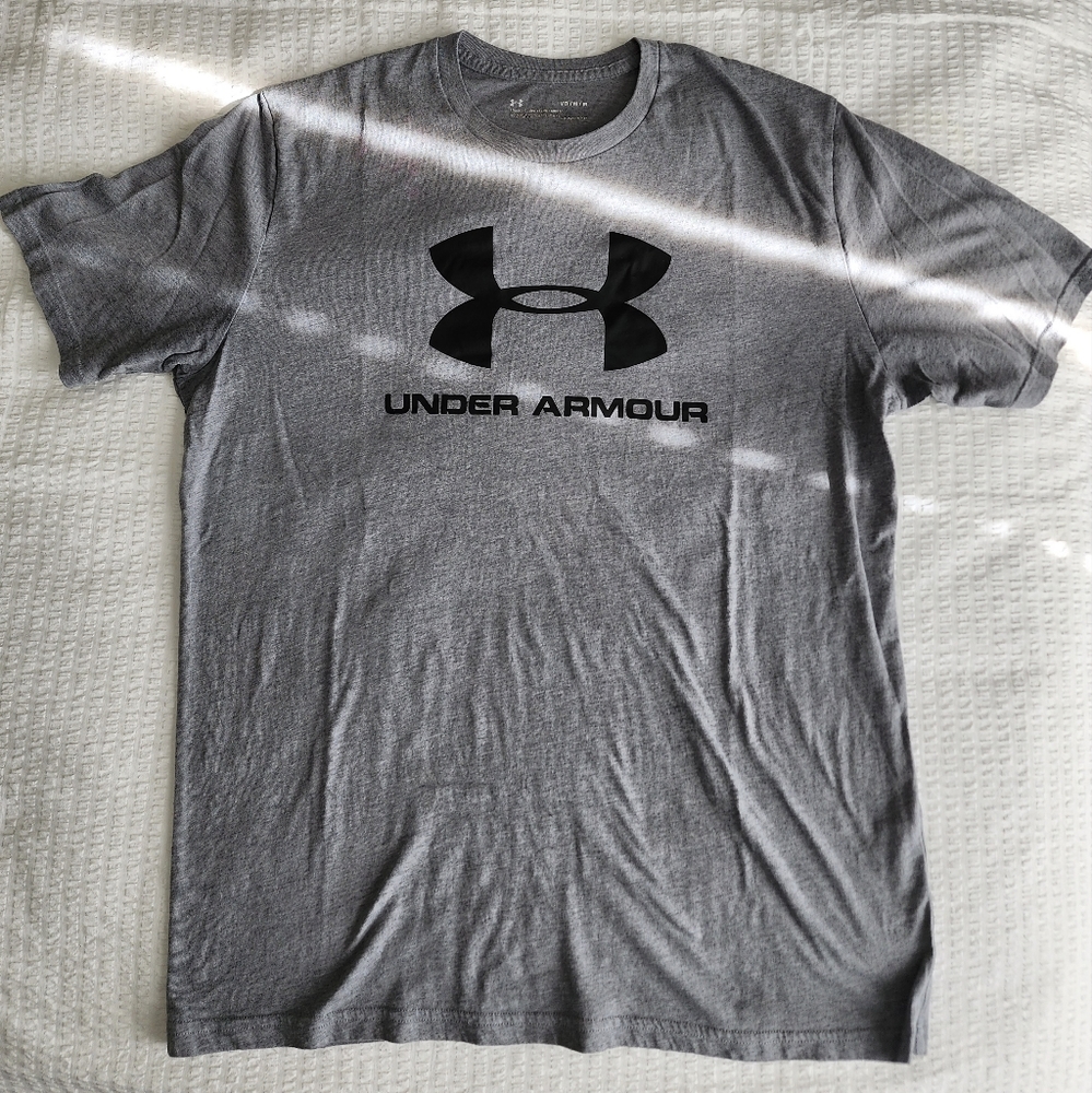 Under armour t shirt size Medium